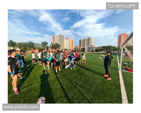 街头艺术再现绿茵激情巨幅足球球星壁画点亮城市风采